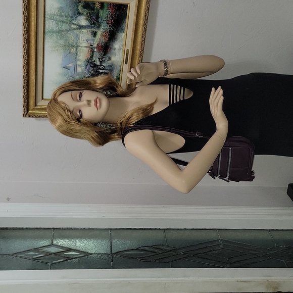 Purple leather crossbody purse with lots of pockets. - Picture 4 of 13